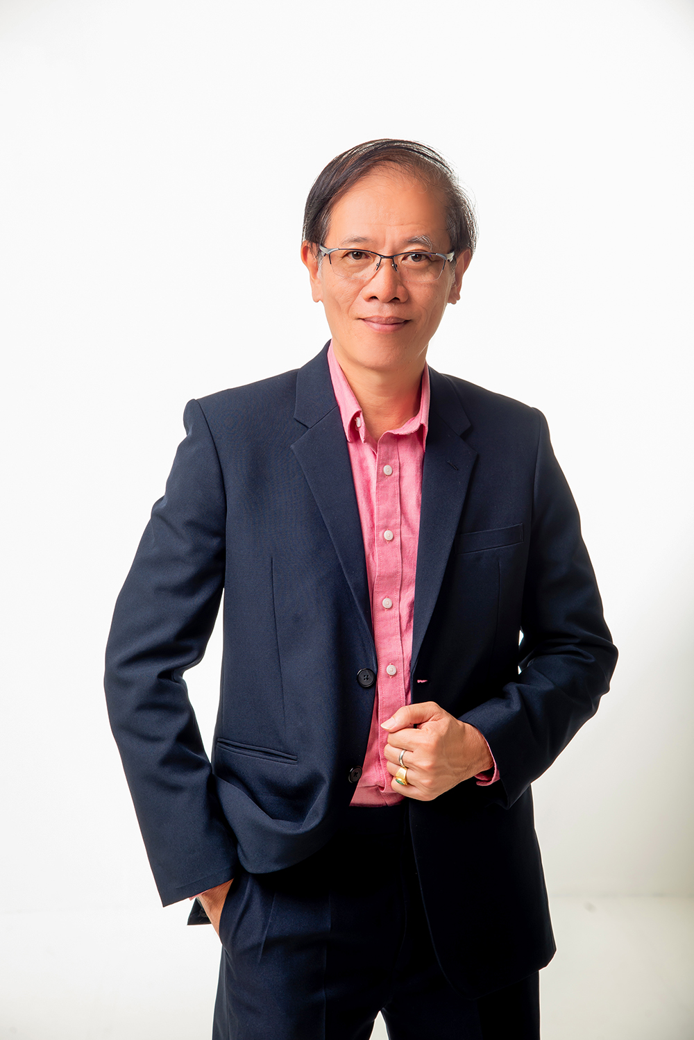 Wong Lee Fatt, experienced optometrist in formal attire with glasses, exemplifying professionalism in optical care.